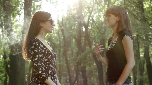 Explaining E-Zigaretten and the rumor most e-cigarettes contain only water and flavoring. true or false